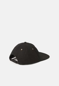Čierna šiltovka so snapbackom, s nastaviteľným plastovým pásikom a kovovými ventilačnými očkami, vystavená na bielom pozadí.