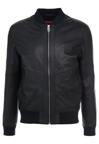 Czarna skórzana kurtka typu bomber z prążkowanym kołnierzem, zamkiem błyskawicznym i strukturalnymi szwami. Posiada elastyczne mankiety i dół dla dopasowanego wyglądu.
