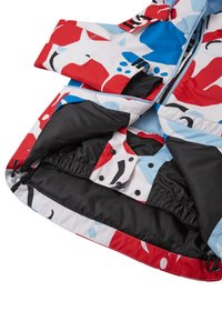Padded Jacke mit einem auffälligen, roten, blauen und weißen abstrakten Muster, schwarzem Innenfutter, verstellbarem Saum und Druckknopfverschlüssen.