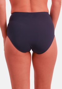 Granatowe majtki kąpielowe z wysokim stanem wykonane z elastycznego materiału, charakteryzujące się gładką fakturą i bezszwowym krojem dla komfortu i wsparcia.