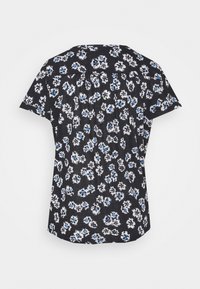 Svart kortärmad skjorta med blommönster i blått och vitt. Tyget har en mjuk textur med en avslappnad passform och rundad nederkant.