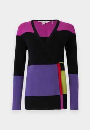 Pulover colorat cu mâneci lungi, cu design tip petrecut, având secțiuni de magenta, negru, violet și verde, cu o textură moale tricotată și decolteu în V.