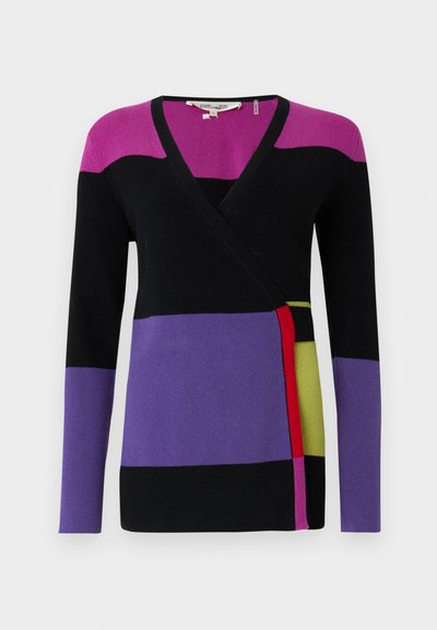 Spalvingas ilgomis rankovėmis vilnonis megztinis su uždengimu, kuriame yra rožinės magentos, juodos, violetinės ir žalios spalvų segmentų, minkšta mezgimo tekstūra ir V formos kaklo apdaila.