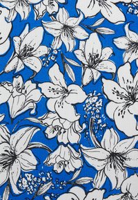 Tecido floral com grandes flores brancas contornadas a preto sobre um fundo azul brilhante, com detalhes intrincados nas folhas e formas de flores variadas.