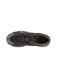 Scarpa sportiva nera e grigia con lacci, tomaia in rete e collo imbottito, mostrata da una vista dall'alto su uno sfondo bianco.
