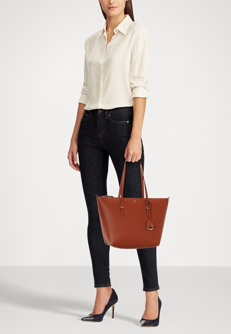 Lauren Ralph Lauren - FAUX LEATHER MEDIUM KEATON TOTE - Maisiņveida soma - tan, Palielināt