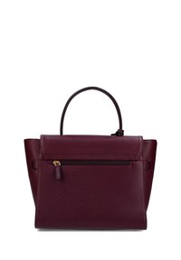 Sac à main en cuir bordeaux au design structuré, avec une poignée supérieure et une poche zippée à l'avant. Surface texturée avec des lignes épurées et un matériel minimal.