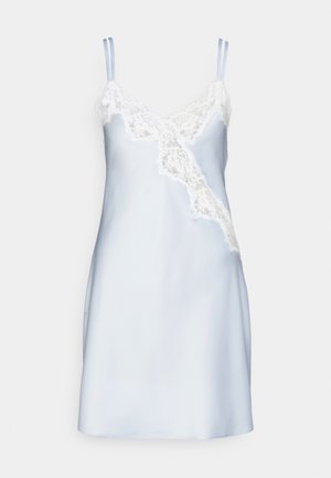 Hellblaues satin Slipkleid mit Spitzenakzenten am Ausschnitt, dünnen verstellbaren Trägern und einer durchgehend glatten Textur.