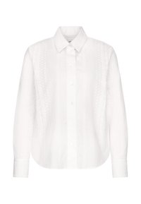 Chemise blanche à manches longues avec col pointu et motifs subtils en dentelle verticale sur le devant et les manches.