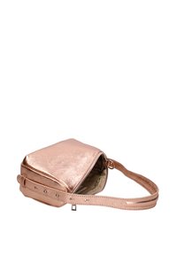 Borsa a tracolla color oro rosa con finitura metallica, forma quadrata, chiusura con zip e una tracolla sottile e regolabile con borchie decorative.