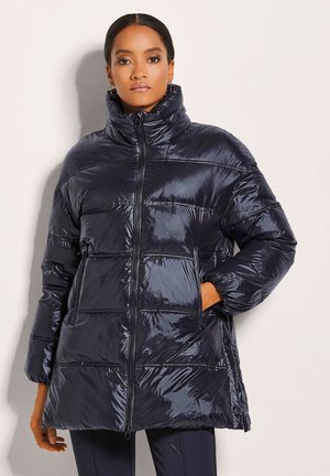 Marineblauer Puffer-Mantel mit hohem Kragen, glänzender Oberfläche, seitlichen Taschen und gestepptem Design. Verfügt über einen durchgehenden Reißverschluss zur Verschluss und elastische Bündchen.
