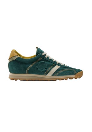 Deportiva de ante verde con rayas blancas, tacón y suela marrón claro, cordones blancos y suela exterior de goma texturizada, mostrada de perfil sobre fondo blanco.