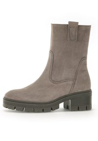 Stivaletto alla caviglia in suede grigio con punta arrotondata, pannelli elasticizzati laterali e suola in gomma spessa. Dettagli di cucitura minimi e linguetta nella parte superiore.