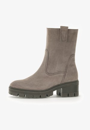 Grauer Wildlederschuh mit runder Spitze, seitlichen elastischen Einsätzen und einer robusten Gummisohle. Minimale Nahtdetails und eine Zugschlaufe an der Oberseite.