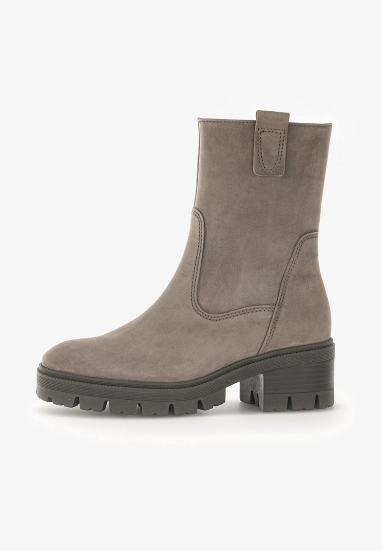 Stivaletto alla caviglia in suede grigio con punta arrotondata, pannelli elasticizzati laterali e suola in gomma spessa. Dettagli di cucitura minimi e linguetta nella parte superiore.