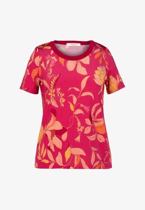 Kortærmet lyserød t-shirt med blomstermønster i orange og gule nuancer. Rund halsudskæring, blødt stof og afslappet pasform.