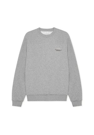 Sudadera gris hecha de mezcla de algodón, con cuello redondo y puños acanalados. Detalle de logotipo impreso en el pecho. Diseño simple y clásico.