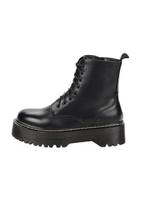 Bottes chelsea noires en cuir avec un design à lacets, semelle épaisse et contrastes de coutures sur les bords. Comprend une languette à l'arrière.