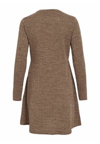 Robe marron côtelée à manches longues, col rond et taille ajustée s'évasant à l'ourlet, avec un motif de tissu texturé.