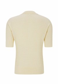 Suéter de manga corta en amarillo claro, con un patrón acanalado texturizado, cuello clásico y cintura ajustada.