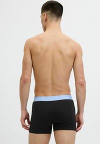 Schwarze Boxershorts mit einem hellblauen Bund, auf dem der Markenname "JACK & JONES" oben angezeigt wird.
