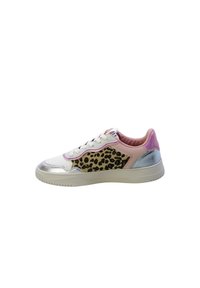 Sneaker con tomaia in pelle bianca, dettagli rosa, pannello laterale con stampa leopardata e particolari argentati sulla punta e sul tallone. Design low-top.