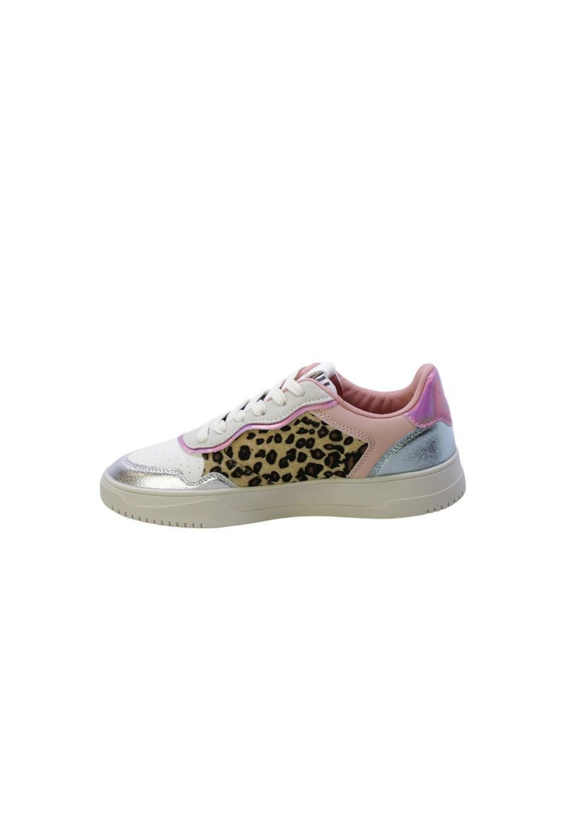 Sneaker con tomaia in pelle bianca, dettagli rosa, pannello laterale con stampa leopardata e particolari argentati sulla punta e sul tallone. Design low-top.