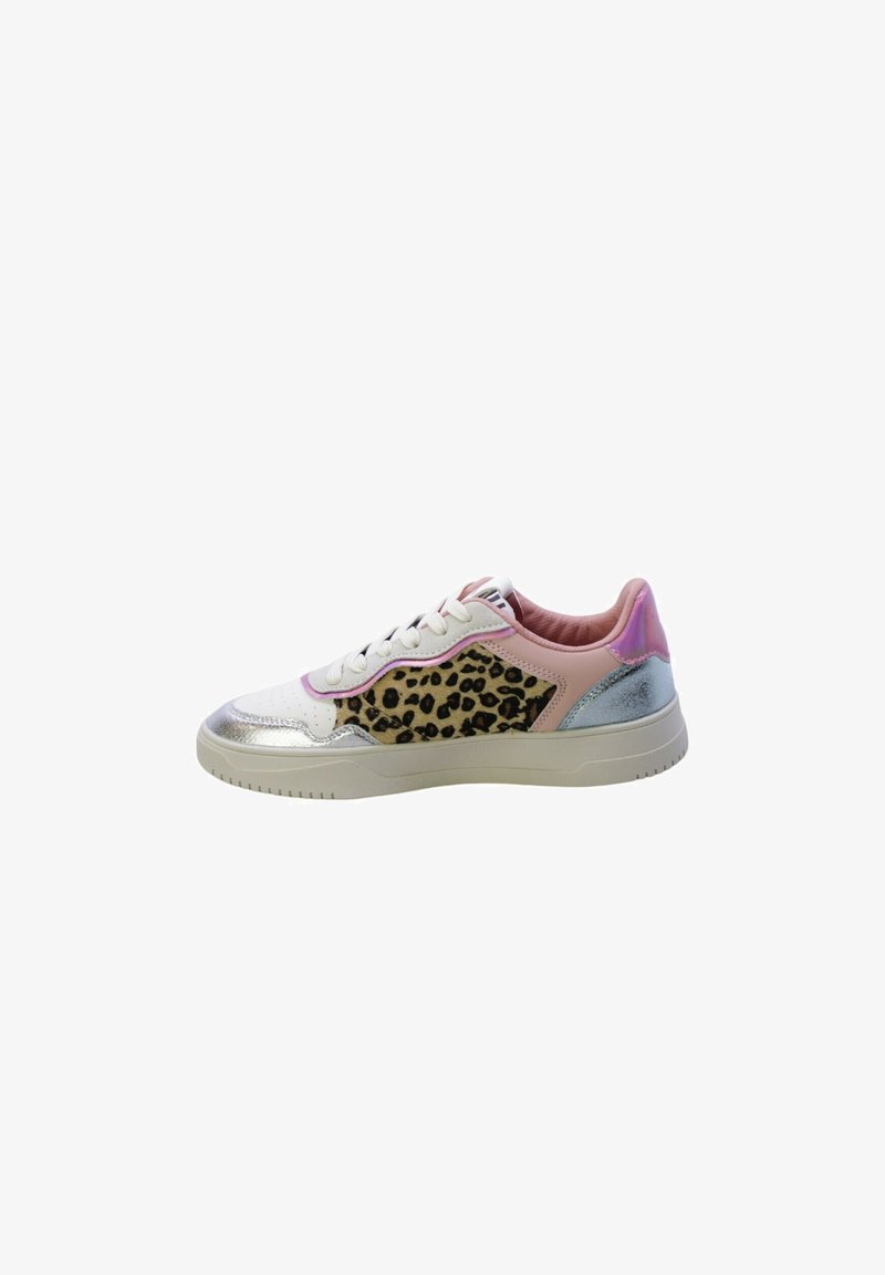 Sneaker con tomaia in pelle bianca, dettagli rosa, pannello laterale con stampa leopardata e particolari argentati sulla punta e sul tallone. Design low-top.