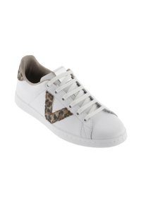 Sneaker en cuir blanc avec des accents imprimés léopard sur le talon et un design en 'V' sur le côté. Équipé de lacets plats et d'une semelle en caoutchouc.