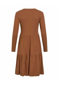 Robe marron à manches longues en tissu côtelé, dotée d'un buste ajusté et d'un design de jupe évasée à volants.