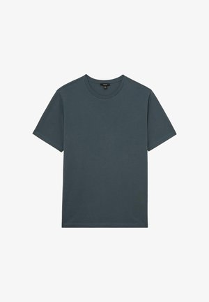 Tumeda halli lühikeste varrukatega puuvillane ümara kaelusega T-särk, mis on lahti laotatult nähtava õmbluse ja kaeluse sees oleva suuruse sildiga.