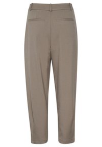 Bruine op maat gemaakte broek met ceintuurlussen en twee achterzakken met paspel, gezien van achteren op een witte achtergrond.