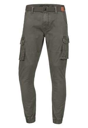 Cargo pantalons in olijfgroen, vervaardigd uit zachte katoen. Voorzien van elastische boorden, meerdere zijzakken en een stoffen riem met een gesp.