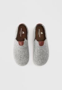 Chaussons gris en feutre avec des accents en cuir marron, au design à enfiler et à bout rond. Texture douce avec un style simple et minimaliste.