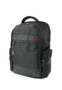 Sac à dos noir en tissu durable, doté de plusieurs poches, d'une surface texturée, de fermetures éclair et d'un logo rouge sur le devant.