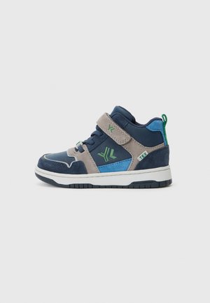 Zapatillas altas para niños con gamuza y malla en azul marino, detalles en gris, un logo verde y una tira de Velcro. Suela blanca para mayor tracción.