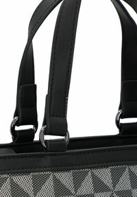 Sac à main en cuir noir avec deux poignées texturées, quincaillerie en argent et un motif géométrique gris sur le corps.