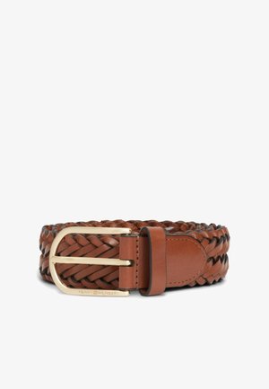 Gevlochten bruine leren riem met een gouden rechthoekige gesp en een leren lus, met het merk "Tommy Hilfiger" op de gesp.
