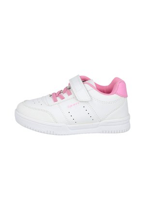 Zapatilla infantil blanca y rosa con cordones rosas, una tira de velcro, laterales perforados y collarín acolchado en el tobillo.