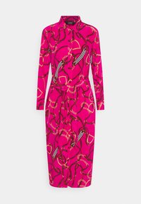 Ljusa rosa långärmad midiklänning med krage, bälte, knappstängning och ett mönster av kedjor och remmar i gula, svarta och vita toner.