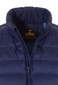 Dunkelblaue Steppjacke mit hohem Kragen, Reißverschluss und gesteppten Paneelen. Verfügt über ein markiertes Innenetikett und hellblaue Futter.