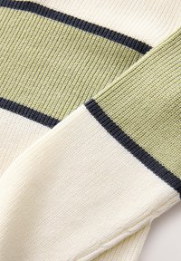 Pull en tricot avec tissu texturé présentant des rayures horizontales blanches, vert clair et bleu marine. Encolure arrondie et poignets côtelés.