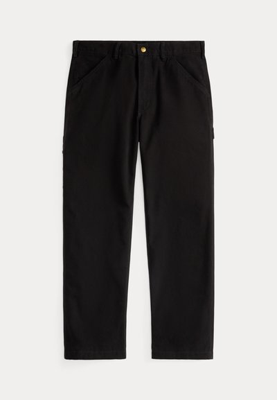 Μαύρο παντελόνι με ίσια γραμμή, μπροστινές τσέπες, θηλιές για ζώνη και χρυσό κουμπί στη μέση, απλωμένο επίπεδα σε λευκό φόντο.