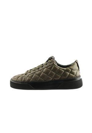 Low-top olijfgroene doorgestikte sneaker met veters aan de voorkant en dikke zwarte zool, van opzij getoond op een witte achtergrond.