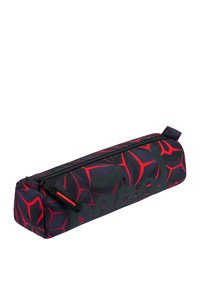 Pennetta in tessuto nero con un motivo geometrico rosso, forma rettangolare e chiusura con zip nella parte superiore. Presenta un logo nero a contrasto.