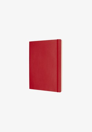Quaderno rilegato in hardcover con copertura rossa uniforme e chiusura elastica, caratterizzato da una superficie liscia e pagine bianche.