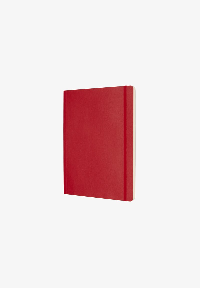 Quaderno rilegato in hardcover con copertura rossa uniforme e chiusura elastica, caratterizzato da una superficie liscia e pagine bianche.