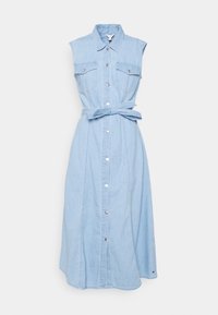 Jasnoniebieska sukienka dżinsowa z kołnierzykiem, bez rękawów, zapinana na guziki z pasującym paskiem z tkaniny w talii. Posiada dwie kieszenie na piersi.