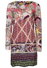 Vestido de manga larga con un patrón floral y geométrico, que presenta una paleta de colores en rosa, gris y negro, hecho de una tela ligera y texturizada.