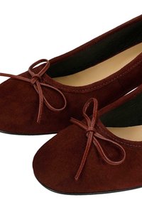 Ballerine in suede bordeaux con una superficie liscia, punta rotonda e un adorabile fiocco decorativo sulla parte anteriore. Suola nera.